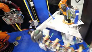 Die Zelle kann variabel genutzt werden: entweder mit nur einem Roboter als kompakte Roboterschweißzelle oder in Kombination mit anderen Robotern. (Bild: Kuka)