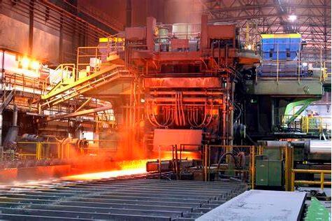 Nach der letzten Sanierungsrunde ist der Hochofen A der Salzgitter AG heute wieder angefeuert worden. Doch es war der letzte Start für die Roheisenerzeugung, denn ab 2026 will der Konzern als erster grünen Stahl anbieten. Die staatliche Milliardenfinanzierung hat gerade noch geklappt.(Bild:  Salzgitter)