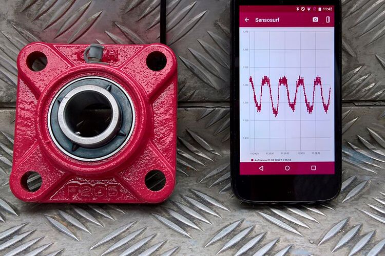 Sensosurf integriert komponentenspezifische Kraftsensoren auf oder in Maschinenelemente wie Lager oder Gewindestangen. Dafür nutzt das Unternehmen eine Vielzahl von Fertigungsprozessen von der Druck- und Folien- bis zur Dünnschichttechnologie. Dabei ist Sensosurf nicht nur Datenlieferant, sondern hilft mit den Machine Learning-Algorithmen bei deren Interpretation. So erhalten Kunden Echtzeitinformationen über das Maschinenelement und eine Bewertung des Produktionsstatus. Dadurch können spezifische Unregelmäßigkeiten erkannt und im Verlauf Muster analysiert werden.  (Bild: Sensosurf)