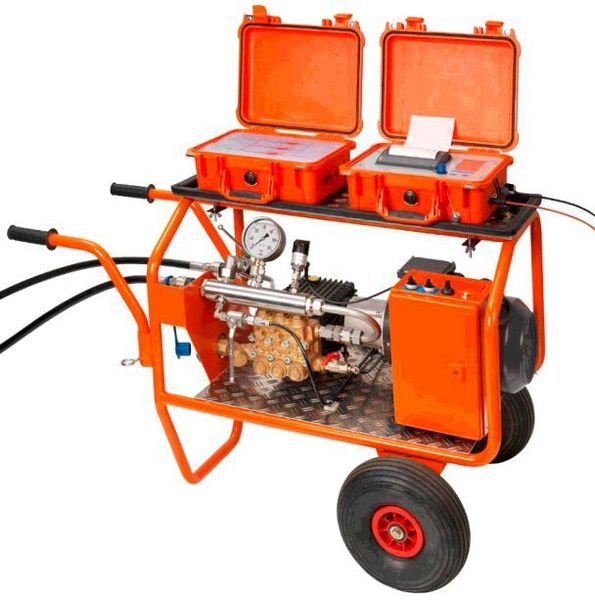 Mit PMS3000 steht dem Rohrleitungsbauer ein aufeinander abgestimmtes Gesamtsystem mit Prüfgerät, passenden Prüfpumpen und baustellengerechtem Anschlusszubehör zur Verfügung. (Union Instruments)