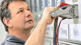 Umspannwerk der Energienetz Mitte: Markus Hose von der Energienetz Mitte betätigt einen Fame-Steckverbinder im Umspannwerk Göttingen Weende. (Phoenix Contact)