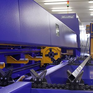 3D-Bearbeitung mit Faserlaserschneidanlage und automatischem Ladesystem für Rohre:
Rohr- und Profilschneiden ist bei der neuen 3D-Faserlaserschneidanlage MSF Fiberlas durch eine Rohrschneidvorrichtung bis 12 m Länge und 500 mm Durchmesser möglich. Das Be- und Entladen funktioniert vollautomatisch.