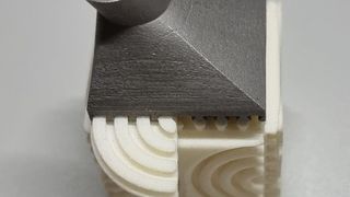 Ein weiteres Beispiel für eine 3D-gedruckte Kupplung nach dem Prinzip des orthogonalen Designs. Hier trifft Metall auf Kunststoff. (Bild: Leiseder Physik)