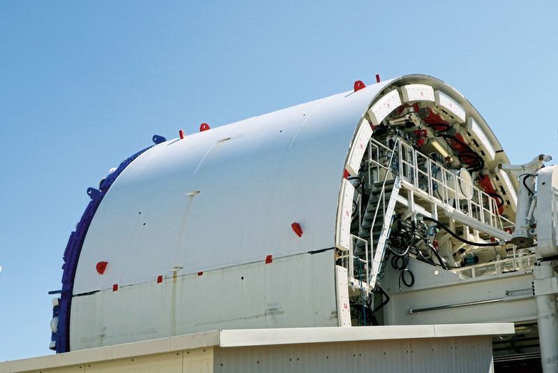Hinter dem Bohrkopf wird der Tunnel mittels Segmental Lining gebaut. Das heißt, in der Anlage werden Betonsegmente nach vorne transportiert und hinter dem Bohrkopf plaziert, so entsteht der fertige Tunnel nach und nach. (S.Häuslein/konstruktionspraxis)