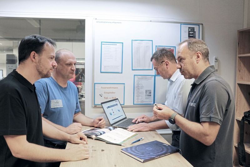 Besprechen den Einsatz der neuen Lösung (v. l. n. r.): Danny Schrödel, Anwendungstechniker bei Iscar, Alexander Weber, Prozessoptimierer und Programmierer bei WST, Thomas Nopper, Beratung und Verkauf bei Iscar, und Velibor Nisic vom Rüstvorbereitungszentrum bei WST. (Bild: Iscar)
