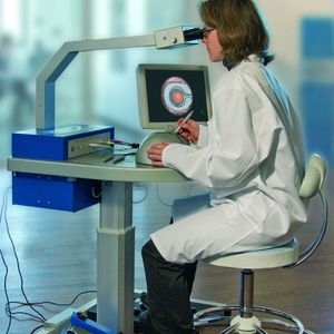 VRmagic  hat den Augenchirurgie-Simulator Eyesi entwickelt, mit dem angehende Augenchirurgen operative Eingriffe ohne Risiko für einen Patienten trainieren können. 
