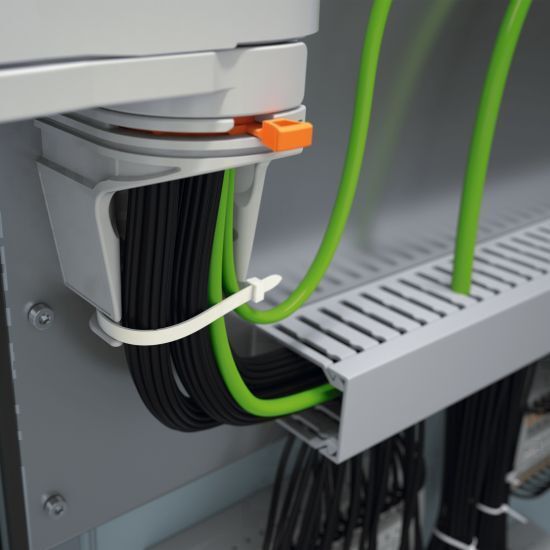 Bild 2: Die integrierte Zugentlastung wird mit herkömmlichen Kabelbindern sichergestellt – eine zusätzliche Zugentlastung ist nicht erforderlich. (Phoenix Contact)