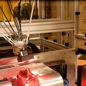 Bild 1: Der Deltaroboter führt die Kamera über das Bauteil. Dabei ist die Kamera in die Robotersteuerung integriert.