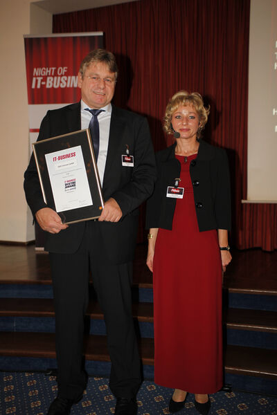 Regina Böckle, IT-BUSINESS, gratuliert Ronald Bulla von Eno zur Qualified-Auszeichnung in der Kategorie TK-Distribution. (Archiv: Vogel Business Media)
