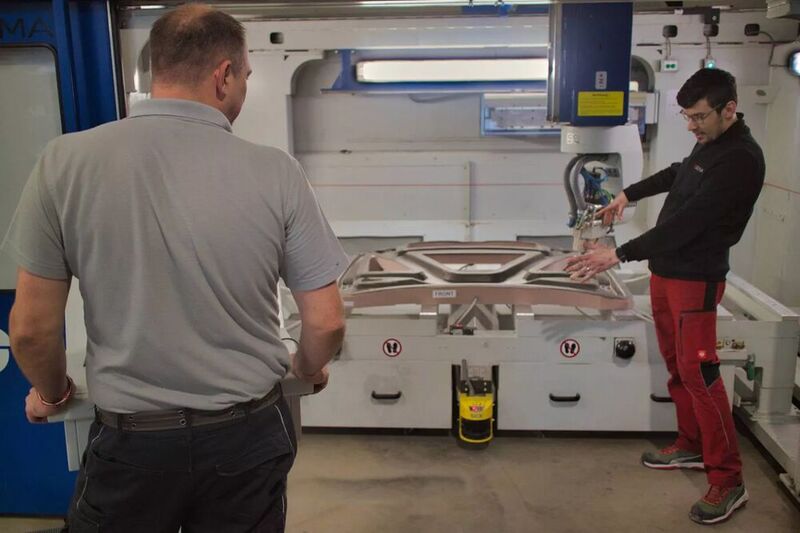 Die Mitarbeiter von Germa Composite schätzen an der HG-Grimme-Gantry-Fräsanlage den großen, ergonomischen Arbeitsraum, der von drei Seiten zugänglich ist. (Bild: HG Grimme / K. Rüsberg)