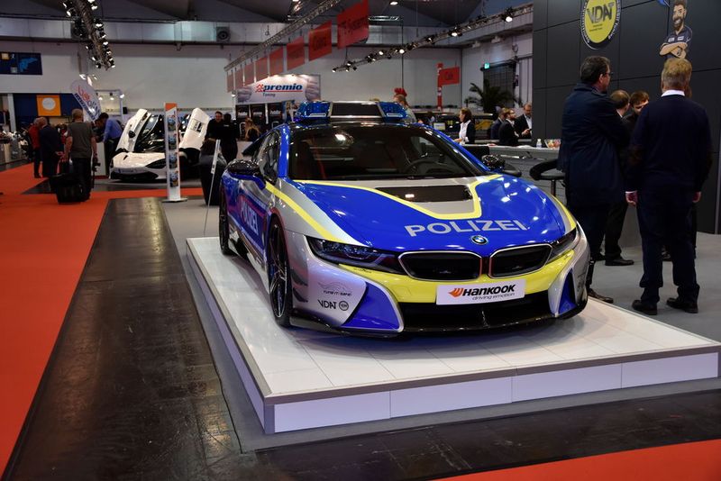 Am Stand des Verbands der Automobiltuner wurde das BMW-i8-Coupé als neues Kampagnen-Fahrzeug der „Tune it safe“-Initiative vorgestellt, die sich für legales Tuning einsetzt. (Simon / »kfz-betrieb«)