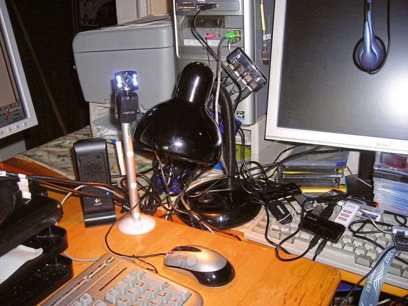 1996 – die Anfänge der Telearbeit: Anwesenheitswahn, Präsenzkultur – damit will niemand mehr etwas zu tun haben in Deutschland. Bereitwillig wird geglaubt, was Fachleute wie Marie Puybaraud, Direktorin der Denkfabrik Global Workplace Innovation, postulieren: nämlich dass wir im Jahr 2030 mehr als die Hälfte der Arbeitszeit in den eigenen vier Wänden verbringen und dass es das Büro, wie man es heute kennt, in dieser Form gar nicht mehr gibt. Die Corona-Krise hat die Debatte rund um das Arbeiten von zu Hause neu entfacht. Laut dem Statistischen Bundesamt lag der Anteil der abhängig Erwerbstätigen, die „manchmal“ oder „hauptsächlich“ im Homeoffice arbeiten, 2012 bei nur 7,7 Prozent. 1996 waren es 8,8 Prozent gewesen. Besonders seit 2008 ist die Zahl der Heimarbeiter rückläufig. Doch in Zeiten von Corona bekommt das Arbeiten von zu Hause eine neue Brisanz. Nach einer Studie des Deutschen Instituts für Wirtschaftsforschung könnten 40 Prozent der Arbeitsplätze diese notwendige Sicherheitsmaßnahme in Anspruch nehmen.  (Bild: CC BY-SA)