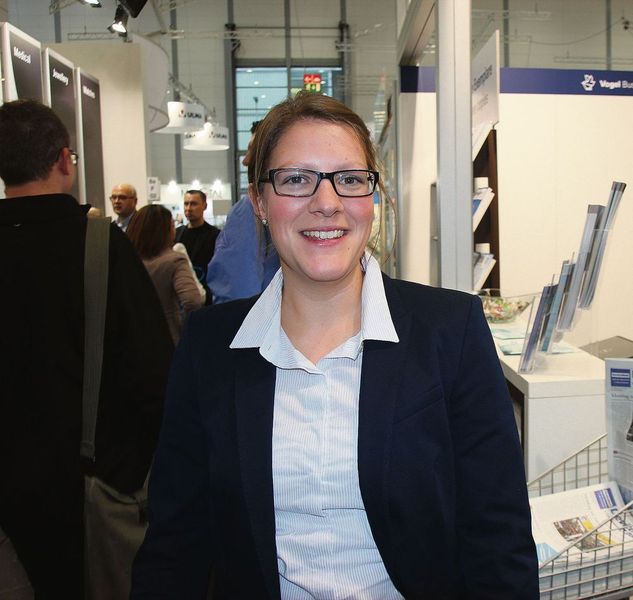 „Vor zwei Monaten habe ich mein Maschinenbaustudium mit Schwerpunkt Medizintechnik an der RWTH Aachen abgeschlossen. Nun hoffe ich, hier auf der Messe Kontakte zu potenziellen Arbeitgebern knüpfen zu können. Besonders interessiert mich die Kunststoffverarbeitung in der Medizintechnik“, erklärt Natalie Störtkuhl Devicemed-Chefredakteur Peter Reinhardt bei seinem Rundgang durch die Halle 8a. (Bild: Reinhardt)