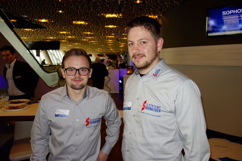 (l.) Raphael Lott und Philipp Weiland, Elektro Schneider, freuen sich auf die Live-Hackings. (Bild: IT-BUSINESS)