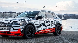 Noch in diesem Jahr soll der E-Tron mit 283 kW/385 PS und 500 Kilometern Reichweite auf den Markt kommen.  (Audi)