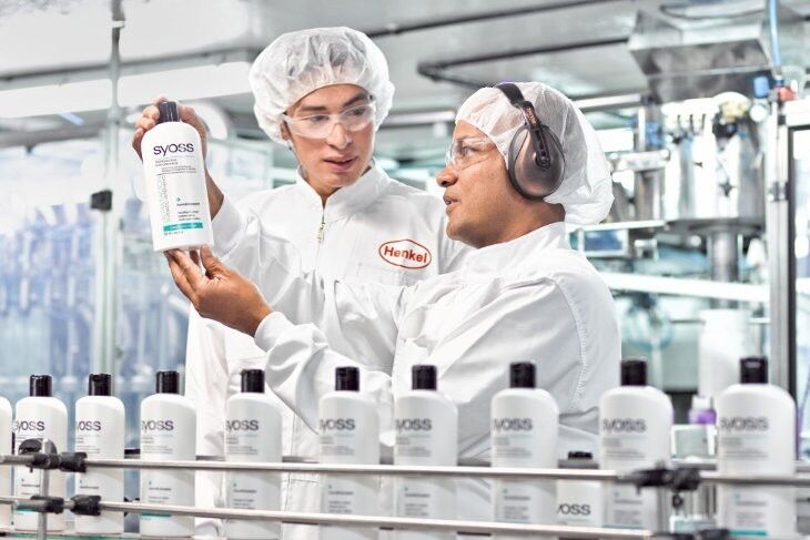 Bogotá, Kolumbien: Durch eine Optimierung der Handhabung von Colorationen zwischen den Produktionsschritten Mischung und Verpackung konnte das Kosmetikwerk das Abfallaufkommen um fast 2.000 Kilogramm pro Jahr reduzieren. Auf dem Foto (v.l.): Produktionsmechaniker Mario Gil und William Moreno. (Bild: Henkel)