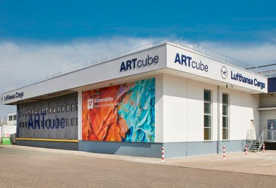Das ist der sogenannte Artcube der Lufthansa Cargo. In ihm können Kunstgegenstände „artgerecht“ für den Lufttransport aufbewahrt werden. Er markiert ein weiteres Glied in einer längerfristigen Modernisierungskette des Unternehmens. Hier mehr Details.(Bild:  Lufthansa Cargo)