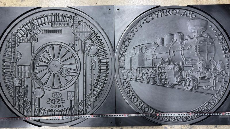 Präzision im Großformat: Die auf einer Lang Impala 900S gefertigten Kunststoffmodelle dienen Bessergold als Grundlage für den Guss der 73 Zentimeter großen Silbermedaille.(Bild:  Bessergold)