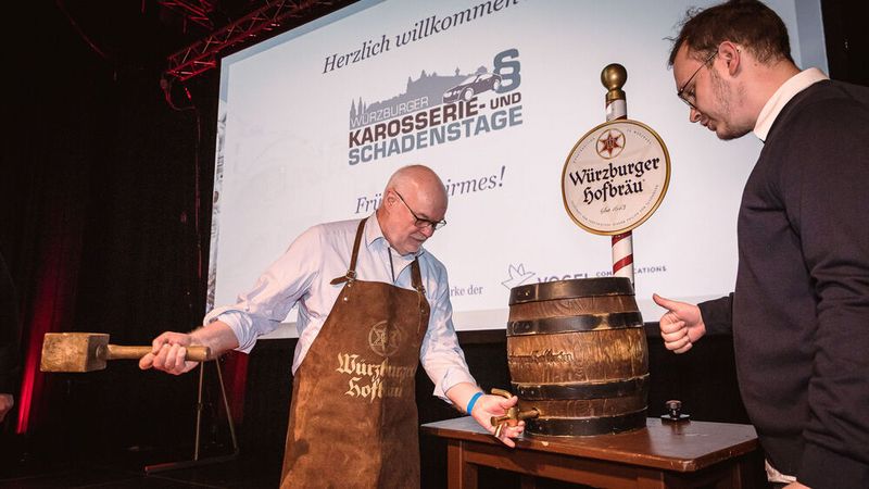 Startschuss in den entspannten Abend war der Festbieranstich durch Konrad Wenz. (Bild: Stefan Bausewein)