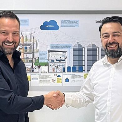 Ekrem Yigitdöl (re.) übergibt die Position des Managing Directors an seinen Nachfolger Michael Riester (li.). (Bild: Open Industry 4.0 Alliance)