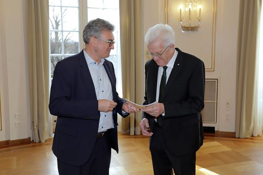 Dr. Dieter Salomon (links), Vorsitzender des Normenkontrollrats Baden-Württemberg, und Ministerpräsident Winfried Kretschmann (rechts).(Staatsministerium Baden-Württemberg)