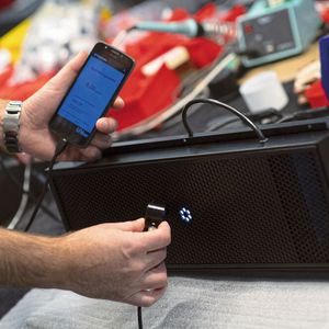 Die Systeme sind als einzelne Hängemodule erhältlich, werden aber auch in Monitorständer und Deckenleuchten integriert.(Bild:  Andreas Gebert)