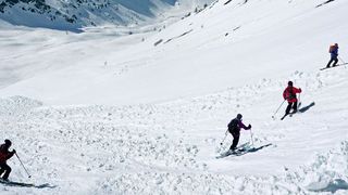 Queren einer an den Vortagen abgegangenen Lawine.  (Reto Barandun)