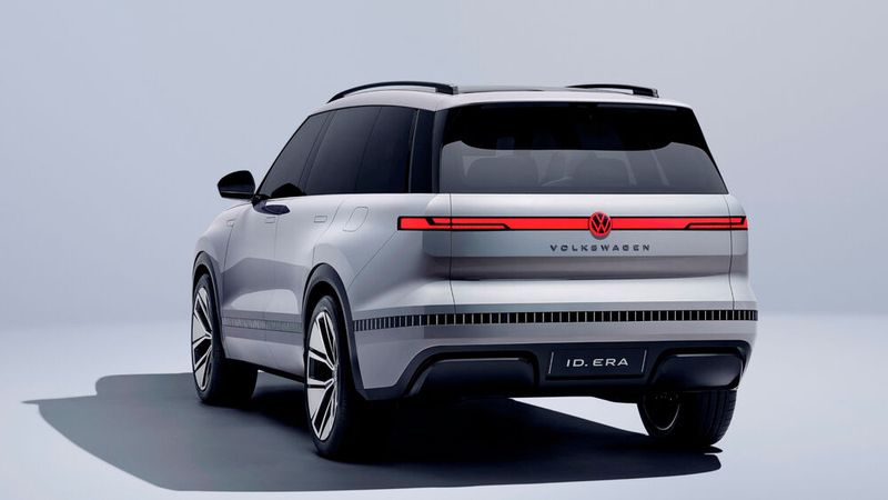 Wie mittlerweile fast üblich, trägt auch der ID Era eine durchgehende Rückleuchte am Heck. (Bild: VW)