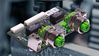 Hilscher erweitert seine PC-Karten Technologie um Aifx-RE\M12, eine abgesetzte Netzwerkschnittstelle mit M12-Anschlusstechnik. Durch einen reinen Plug- und Play-Austausch lässt sich ein Wechsel von RJ45- auf D-kodierte M12-Steckverbinder in Real-Time-Ethernet-Systemen durch eine reine Gehäuseanpassung realisieren. (Hilscher)