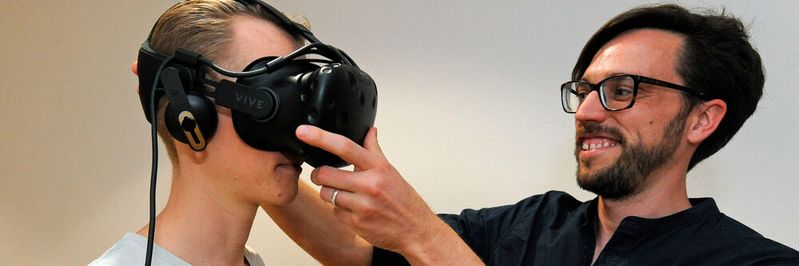 Dr. Jonathan Harth verkabelt einen Studenten.(Bild:  UW/H)