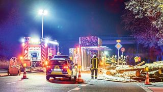 Insbesondere bei Verkehrsunfällen, in die Lastkraftwagen verwickelt sind, stellt sich die Haftungsfrage, wenn unzureichend oder gar ungesicherte Ladung im Spiel ist. (Bild: © Andreas Gruhl - stock.adobe.com)