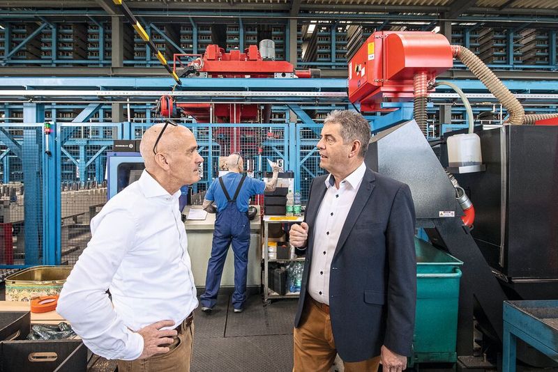 P. Breitenmoser mit M. Böhm vor dem vollautomatischen Sägecenter mit moderner Hochregallagertechnik und neuster Sägetechnologie. (Bild: Thomas Entzeroth)