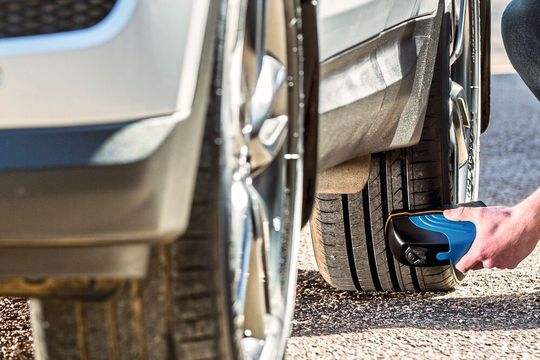 Mit einem handgeführten Reifenscanner kann der Anwender schnell, unkompliziert und überall den Istzustand der Kundenräder prüfen und dokumentieren.(Bild:  Snap-On)