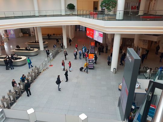 Einer der zwei Eingangsbereiche zur Embedded World am Mittwoch vormittag kurz nach 9 Uhr. (Bild:  Sebastian Gerstl / VCG)