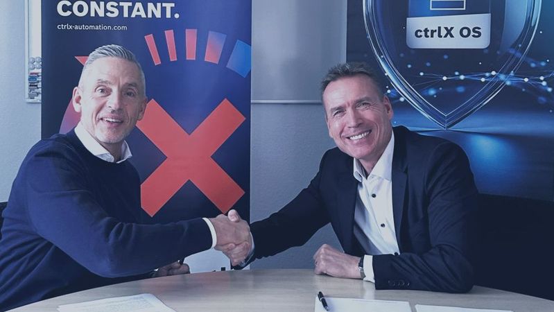 Steffen Winkler (li.), Vertriebsleitung Business Unit Automation & Electrification Solutions bei Bosch Rexroth, begrüßt Oliver Roth, Chairman of the Board, Grossenbacher Automation AG als neuen ctrlX OS OEM Partner.(Bild:  Bosch Rexroth AG)