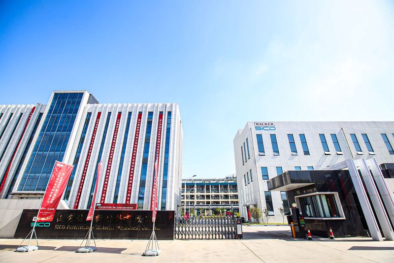 Die Sico Performance Material in Jining gehört zu den führenden chinesischen Herstellern von Spezialsilanen. Seit 2022 ist der Chemiekonzern Wacker mehrheitlich an dem Unternehmen beteiligt. (Bild: Wacker)
