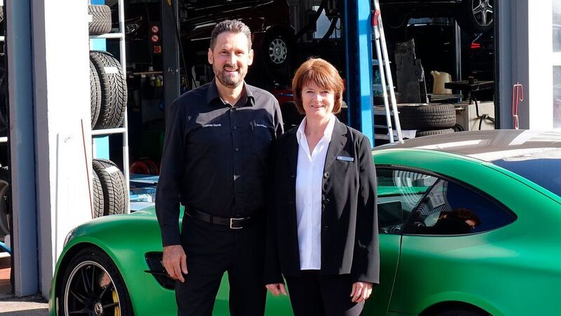 Zusammen mit seiner Serviceleiterin Mandy Petermann-Wörz leitet Thomas Durst das Werkstattgeschäft seines Autohauses. (Rosenow/»kfz-betrieb«)