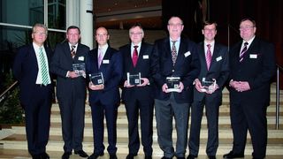 ZF-Vorstandsvorsitzender Hans-Georg Härter (rechts) und Horst Wiedmann, Leiter der Zentralen Materialwirtschaft (links), mit den Award-Gewinnern. Bilder: ZF Friedrichshafen (Archiv: Vogel Business Media)