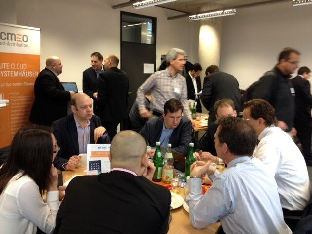 Die Partner ließen sich das Weißwurst-Frühstück beim Cloud-Distributor Acmeo sichtlich schmecken. (IT-BUSINESS)