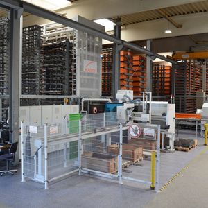 Um das Metall-Langgut für die hauseigene Fertigung effizient zu lagern und abzulängen, setzt die FHW Franz Haas Waffelmaschinen GmbH auf ein automatisches Sägezentrum von Kasto.