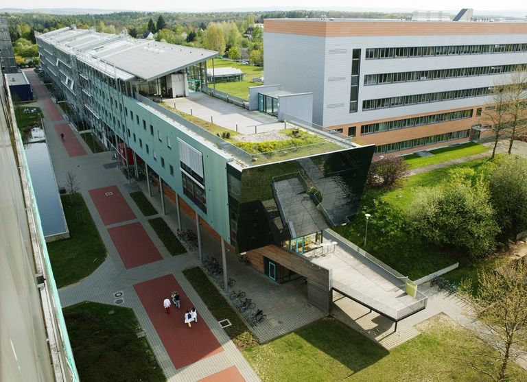 2018 – Platz 9: Uni Gießen   Note: 1,9   Die gleiche Note wie Freiburg, aber einen Punkt mehr für die „Vermittlung fachwissenschaftlicher Kompetenzen“ (5/8), hat die Justus-Liebig-Universität Gießen. In unserem Ranking landet sie daher knapp vor Freiburg (4/8).   2017 wies das Uniklinikum Gießen multiresistente Keime in verschiedenen Gewässern nach. Erfahren Sie hier, wie man multiresistenten Keimen beikommen will. Ebenfalls interessant: Top 10 der besten Universitäten für Chemie. (JLU-Pressestelle / Rolf K. Wegst)