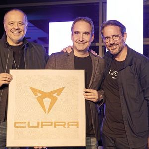 Gruppenbild zur Eröffnung: (v. l.) Seat-Deutschland-Chef Bernd Bauer, Unternehmenschef Christian Scherer und Netzentwickler Erik Händler.(Bild:  Seat Deutschland)