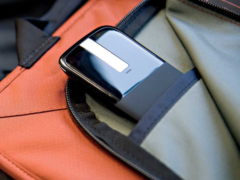Der Länge nach ausgestreckt findet die 15 Millimeter flache Arc Touch Mouse in jeder Tasche ihren Platz. (Archiv: Vogel Business Media)