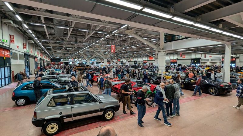 Der Anteil an Verkaufsfahrzeugen war echt riesig. (Bild: Dominsky)