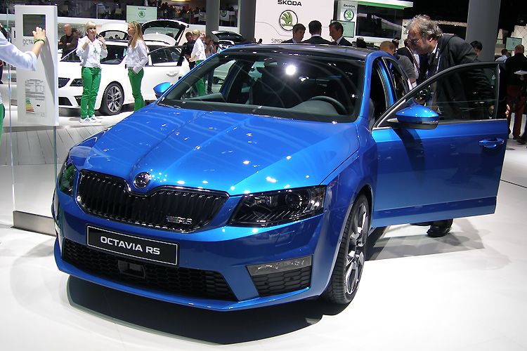 Auch die Konzern-Schwester Skoda hat Neuheiten dabei, darunter den Octavia RS. (Foto: Grimm)