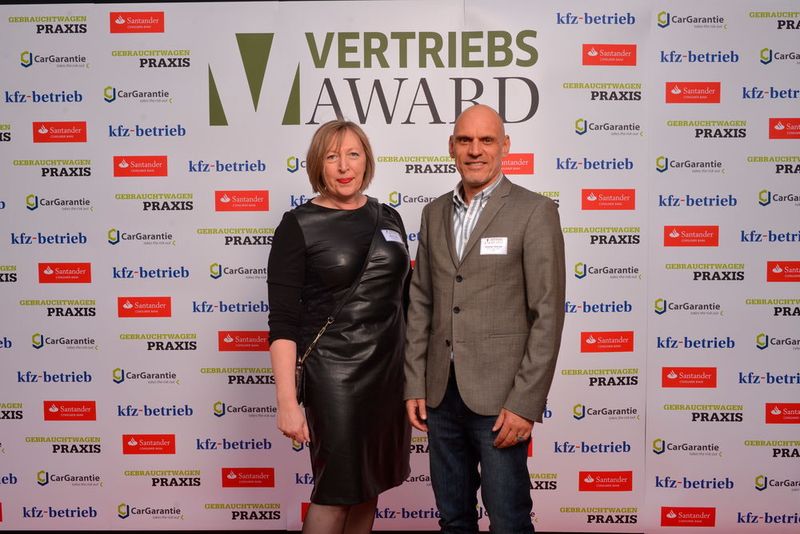 Silivia Lulei, Chefredakteurin der »Gebrauchtwagen Praxis«, und Thomas Stenzel von der Virtual Office GmbH aus Hamm. (S. Bausewein)