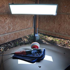 Die LED Panel Leuchte von Bauer & Böcker soll gleichmäßig ohne zu blenden ausleuchten und eignet sich zur Anbringung über Montagearbeitsplätzen, in Betriebshallen oder zur flexiblen Positionierung an einem Ständer.