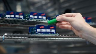 Blick ins Batterielabor von Twaice: Senior Technical Solution Engineer Dr. Matthias Simolka zeigt die Akkutrends 2023 auf.  (Bild: Twaice)