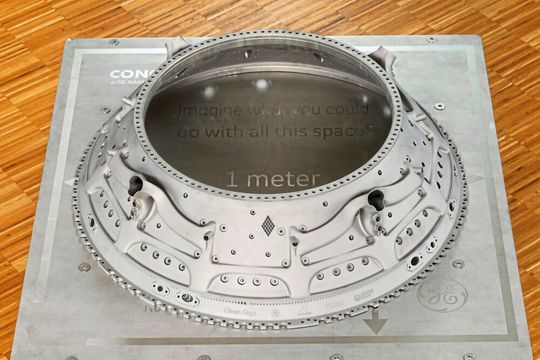 Nur ein Teil statt 100 einzelner Komponenten und 30 Prozent weniger Gewicht: im Bild das im Projekt MOnACO entwickelte Turbinenzwischengehäuse. Additive Fertigung und generatives Design machen es möglich.(Bild:  Image courtesy of GE Aerospace & Partner)