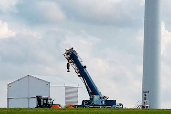 Alles vor Ort: Ein Kran hilft dabei, die Reperaturteile durch das Dach in die Halle zu transportieren, wo sie gewartet werden können. (Herchenbach)